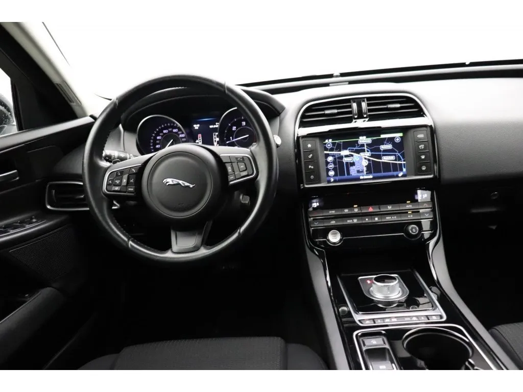 Jaguar XE 2.0D E-Performance Automaat Image 3